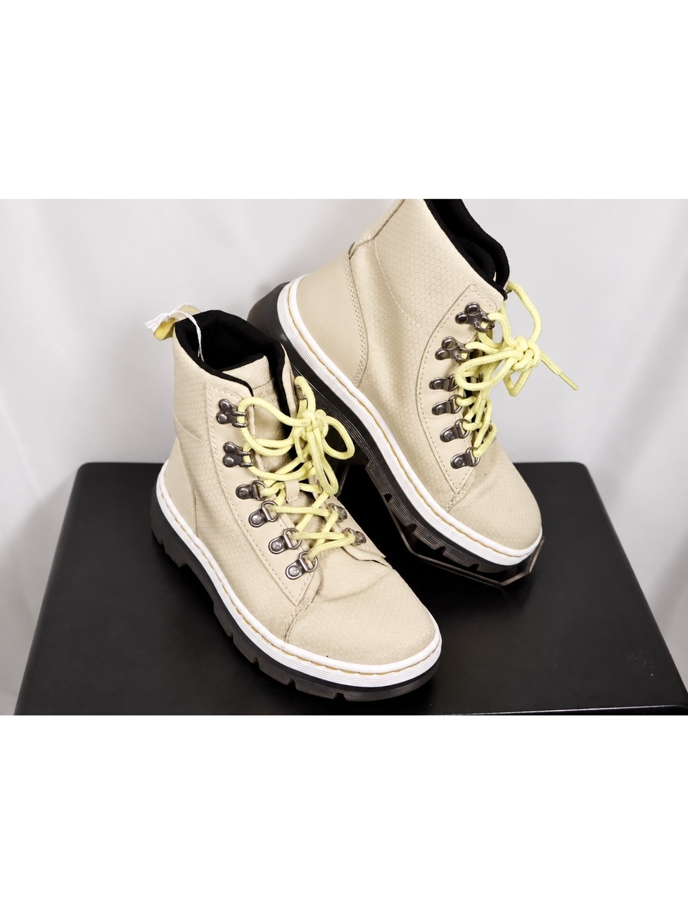 Dr. Martens Combs W Cream Leather Lace-Up Boots Size 6 US